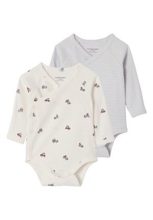 Zwei Baby-Bodys mit langen Ärmeln, eines weiß mit kleinen bunten Fahrzeugmotiven, das andere hellgrau mit dünnen weißen Streifen, beide mit seitlichen Druckknöpfen.