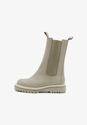 Botine Chelsea din piele bej, cu panouri elastice laterale, bucle de tractiune, talpa groasă cu profil și toc mic.