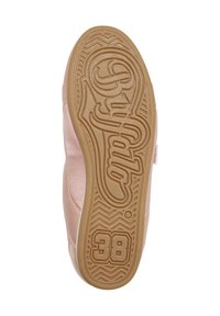 Semelle d’une chaussure rose pâle avec une bande de roulement beige comportant le mot stylisé "Buffalo" et le numéro "83" embossés en bas.