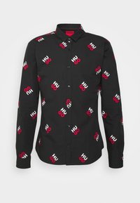  Czarna koszula z długim rękawem z powtarzającym się czerwono-białym wzorem logo "HUGO", kołnierzyk zapinany na guziki oraz standardowy mankiet.