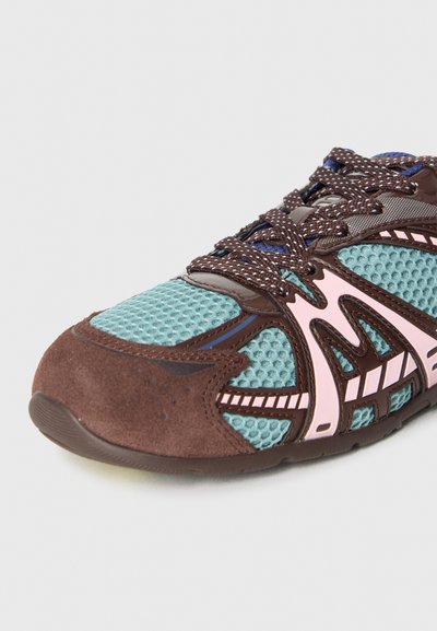 But sportowy z siateczkową cholewką w kolorze morskim i brązowym zamszem, z różowymi akcentami, teksturowanymi nakładkami i brązowymi sznurowadłami.