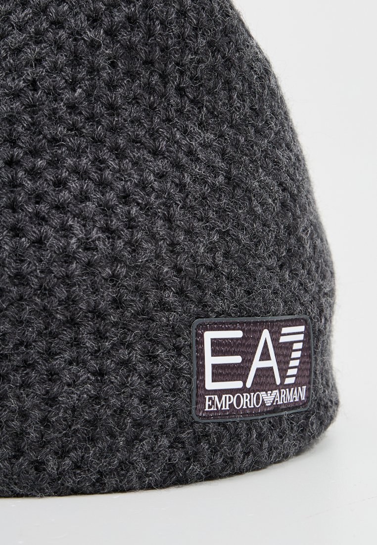 Czarna dzianinowa czapka z dżerseju o teksturowanej powierzchni, z prostokątną naszywką logo EA7 Emporio Armani z przodu.