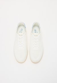 Clae MALONE UNISEX - Športni copati - white cactus/blue shadow