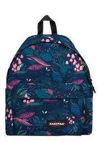 Mochila de color azul oscuro con un estampado floral que presenta setas rosas y hojas verdes. Incluye un bolsillo delantero y un parche con el logo.