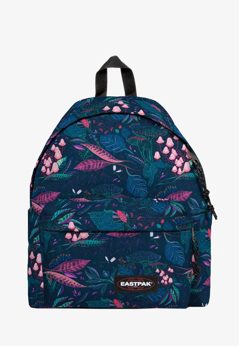 Dunkelblauer Rucksack mit floralen Mustern, der pinke Pilze und grüne Blätter zeigt. Enthält eine Fronttasche und ein Logo-Patch.