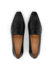 Čierne kožené loafers s hranatou špičkou, s prešitím na hore a hladkým interiérom s perforovanými detailmi.