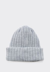 Beanie a coste grigio con risvolto, caratterizzato da righe verticali e una texture morbida adatta per il freddo.