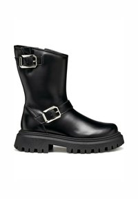 Bota de tobillo de cuero negro con dos hebillas plateadas, una suela gruesa y texturizada, y una puntera ligeramente redondeada. Presenta un acabado suave y un diseño robusto.