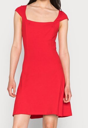 Rød kort kjole i en tætsiddende model med kapærmer og firkantet halsudskæring. Fremstillet af glat stof med en udvidet kant og ensfarvet.