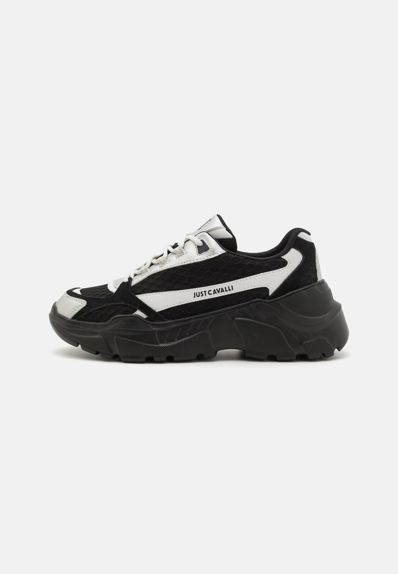 Baskets noires chunky en matériaux mesh et cuir, avec des accents argentés, des semelles épaisses et un logo "JUST CAVALLI" bien en vue.