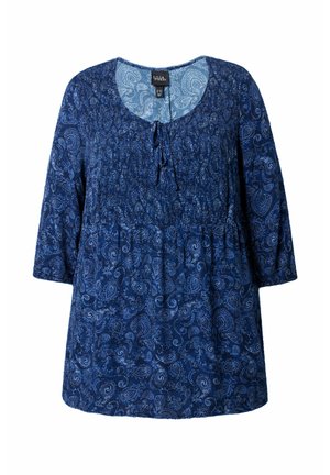 Blauwe tuniek met paisley-patroon, driekwart mouwen, een ronde halslijn en een strikdetail aan de voorkant onder de kraag.