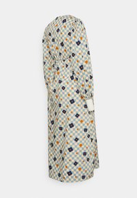 Vestido envelopante em azul claro com padrão xadrez e acentos florais. Mangas longas, cintura cinzelada e punhos brancos.