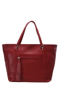 Duża czerwona skórzana torba tote z teksturowanymi uchwytami, przednią kieszenią na zamek oraz dekoracyjną frędzelką na białym tle.