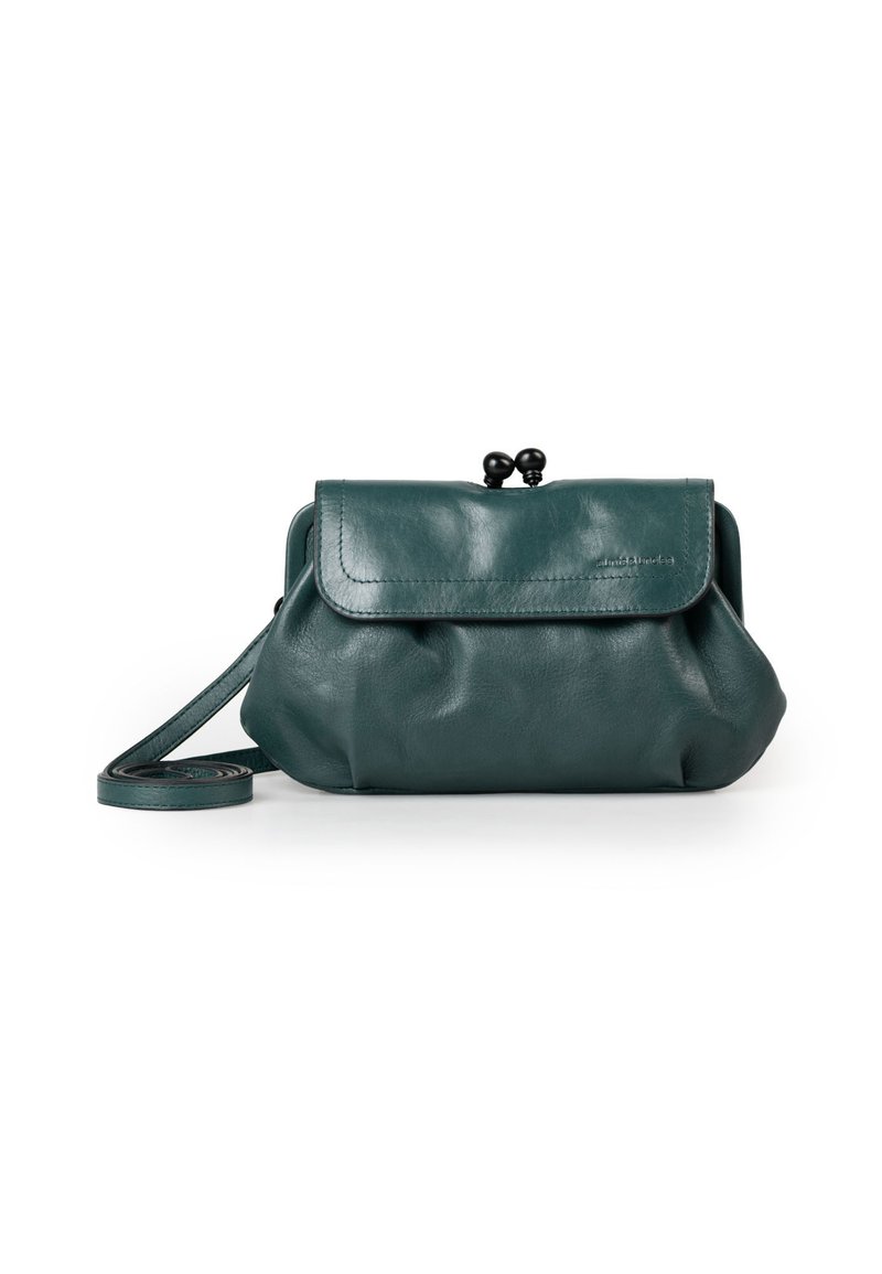 Borsa clutch in pelle teal con forma arrotondata, texture morbida, pattina pieghevole e chiusura a scatto in metallo nero. Include una tracolla regolabile.