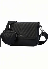 Černá prošívaná kabelka přes rameno s nastavitelným popruhem a připojenou malou zipovou kapsou, na přední klopě je kovové logo značky.