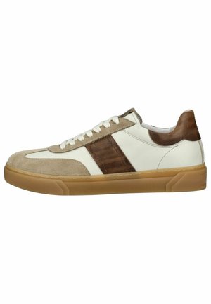 Low-Top-Sneaker aus weißem Leder mit beigen Wildledereinsätzen, dunkelbraunem Streifen und Ferse, weißen Schnürsenkeln und brauner Gummisohle.