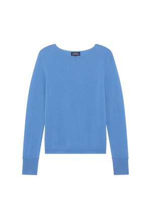 Suéter azul claro hecho de una suave tela de punto, con un cuello redondo, mangas largas y puños y dobladillo acanalados.