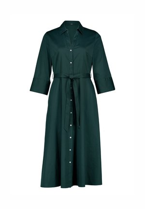 Robe midi vert foncé boutonnée, avec col, manches trois-quarts et ceinture assortie en tissu nouée à la taille.