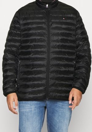 Schwarze Pufferjacke mit gesteppter Optik, Reißverschluss vorne und Stehkragen. Mit seitlichen Taschen und gerippten Bündchen für zusätzliche Wärme.