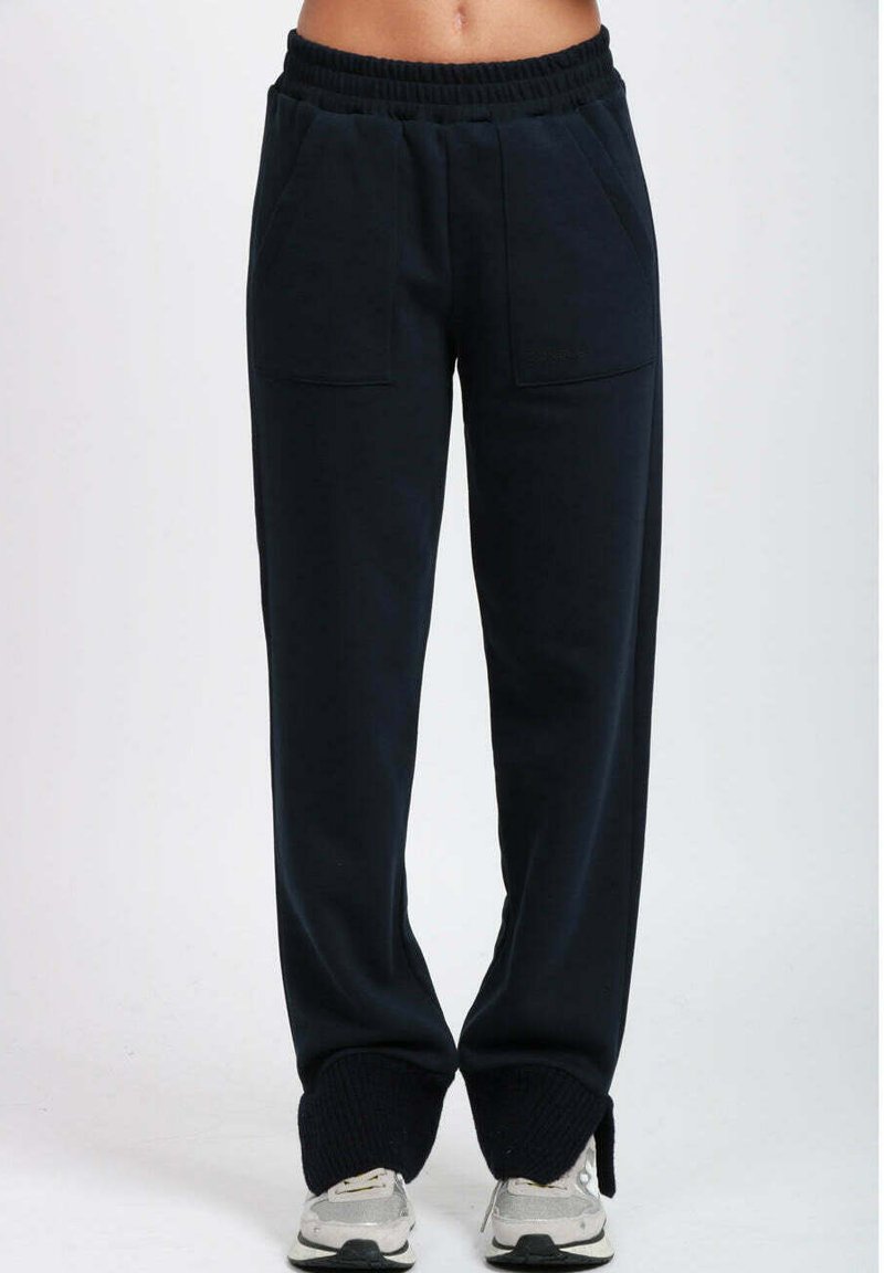 Pantaloni della tuta blu navy con cintura elastica, due tasche frontali e polsini a costine alle caviglie. Tessuto morbido e strutturato.