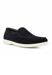Marineblauwe suede instapschoenen met een witte rubberen zool, met contrasterende stikseldetails en een ronde neus voor een klassiek ontwerp.