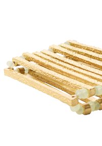 Mosiężny podkładka pod gorące naczynia w kolorze złotym z teksturowanym, żłobionym wzorem. Posiada okrągłe, jasnoszare koraliki w rogach. Prostokątny kształt, solidna konstrukcja.