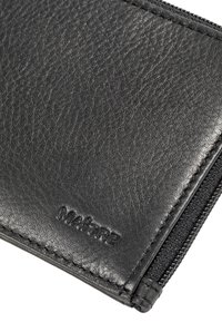 Portefeuille en cuir noir avec une finition texturée, équipé d'une fermeture zippée et d'un logo en relief. Design compact avec des détails de couture minimalistes.