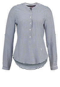 Chemise à manches longues rayée bleu marine et blanche avec un col rond, une patte de boutonnage et un ourlet incurvé. Détail aux poignets avec un motif contrastant.