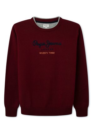 Bordeauxrode trui met geribbelde manchetten en zoom, met een marineblauw en oranje geborduurd logo "Pepe Jeans London Seventy Three" aan de voorkant.