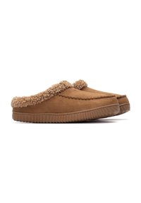 Las pantuflas de ante marrón presentan un cuello de pelaje sintético beige de felpa, costuras decorativas y una suela de goma texturizada para un mejor agarre.
