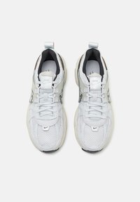 Nike Sportswear V2K RUN  - Tenisice - pure platinum/chrome/platinum tint/light bone/light iron ore/black