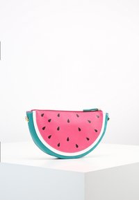 Torebka w kształcie arbuza z różowym korpusem, czarnymi nasionami i turkusowymi akcentami. Gładka powierzchnia z zamkiem błyskawicznym i zaokrąglonym kształtem.