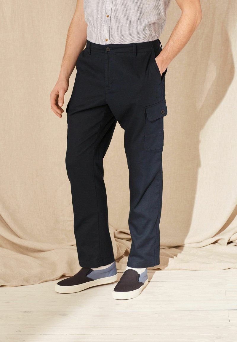 Next CARGO TROUSERS REGULAR FIT Pantalones cargo navy blue/azul