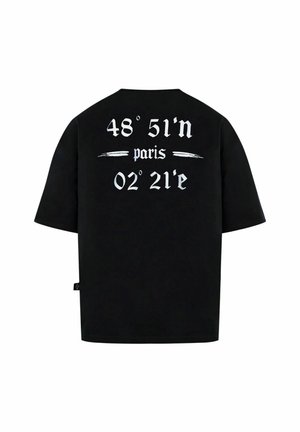 T-shirt nera in cotone a maniche corte con collo rotondo, caratterizzata da un testo bianco sulla schiena: "48° 51′ N Parigi 02° 21′ E" con un design minimalista.