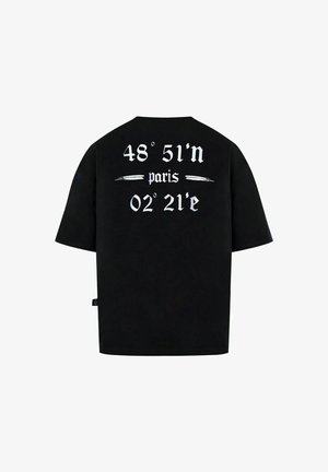 Černé bavlněné tričko s kulatým výstřihem a bílým textem na zádech: "48° 51′ S Paříž 02° 21′ V" s minimalistickým designem. Krátké rukávy.
