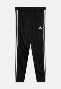 Melnas sporta bikses ar baltām sānu svītrām, izgatavotas no gluda, viegla materiāla. Uz kreisā augšstilba ir Adidas logo.
