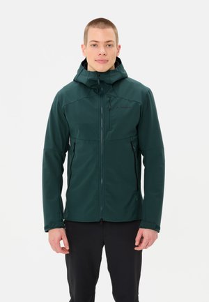 Veste softshell verte avec une capuche ajustée, zip frontal et poches zippées. Caractérisée par une texture lisse et des accents noirs contrastants.