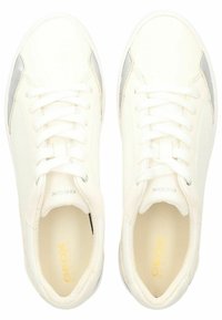 Sneakers bianchi con tomaia in pelle liscia e dettagli in argento. Presentano lacci, punta rotonda e una soletta imbottita con un logo.