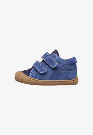 Chaussures en suède bleu pour tout-petits avec deux bandes Velcro, une semelle en caoutchouc texturée couleur beige, et des accents bleu foncé contrastants sur le bout et le talon.
