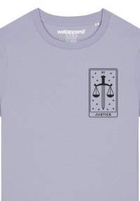 Lichtpaarse katoenen T-shirt met een zwarte afbeelding van een zwaard en schalen binnen een rechthoekige rand met het label "JUSTITIE."