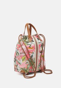 Plecak na sznurki z różowym tropikalnym wzorem przedstawiającym liście palmowe i tukany, z akcentami ze skóry i beżowymi paskami.