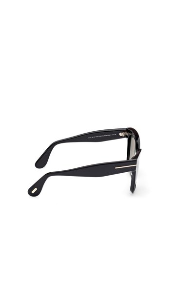Mustat aurinkolasit, joissa on suorakulmaiset linssit, kiiltävä pinta, kapeat sankat ja metallinen yksityiskohta sivuilla. Ei näkyvää brändäystä.