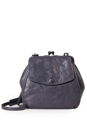 Borsa in pelle di un profondo viola con un design strutturato, dotata di chiusura a patta, bordi arrotondati e tracolla removibile. Texture liscia.
