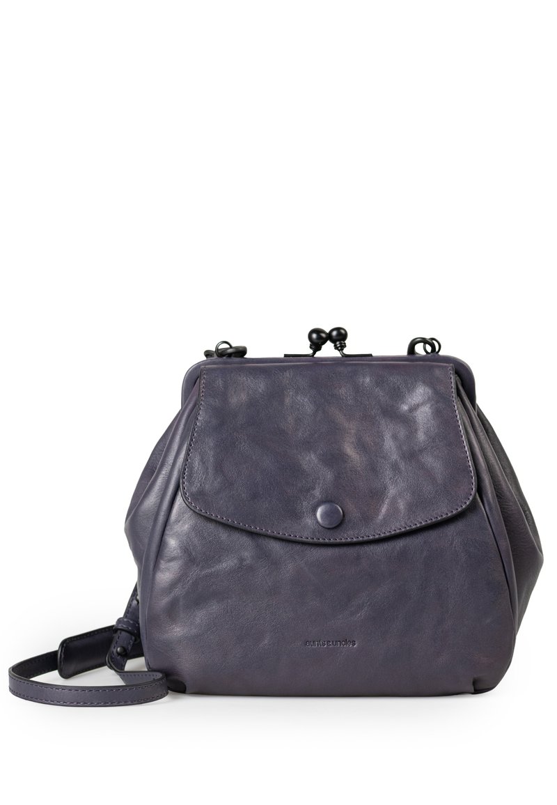 Borsa in pelle di un profondo viola con un design strutturato, dotata di chiusura a patta, bordi arrotondati e tracolla removibile. Texture liscia.