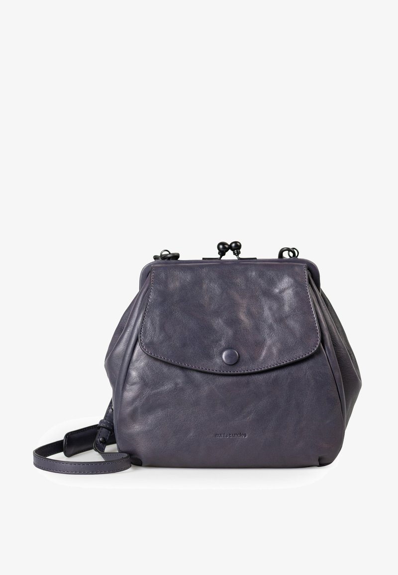 Borsa in pelle di un profondo viola con un design strutturato, dotata di chiusura a patta, bordi arrotondati e tracolla removibile. Texture liscia.