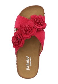 Rote Stoff-Sandale mit zwei strukturierten Blumenakzenten, einer gepolsterten braunen Innensohle und einer gemusterten Sohle. Logo auf der Innensohle gedruckt.