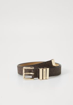 Ceinture en cuir marron à motifs avec boucle en métal doré et accents, présentant une texture lisse et élégante. Nom de la marque visible sur le matériel.