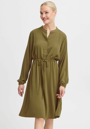 Olivgrünes Kleid aus weichem Material, mit knopfbeschichtetem Kragen, langen Ärmeln mit elastischen Bündchen und einem verstellbaren Bund mit Kordelzug.