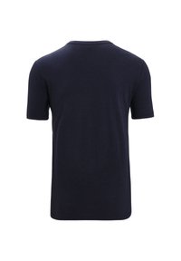 Camiseta de manga corta azul marino con cuello redondo, hecha de una tela suave y lisa, que presenta un diseño simple y limpio sin patrones.