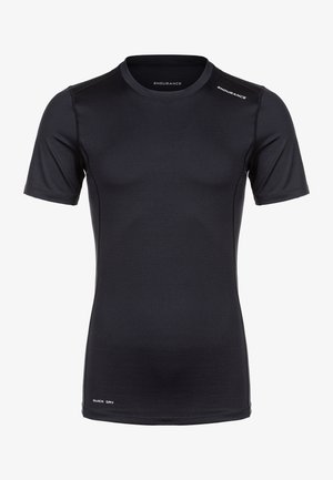 Mustat, lyhythihaiset urheilupaidat, jotka on valmistettu sileästä, joustavasta kankaasta. Ominaisuuksina pyöreä kaula-aukko sekä "ENDURANCE"- ja "QUICK DRY"-tekstikoristeet.